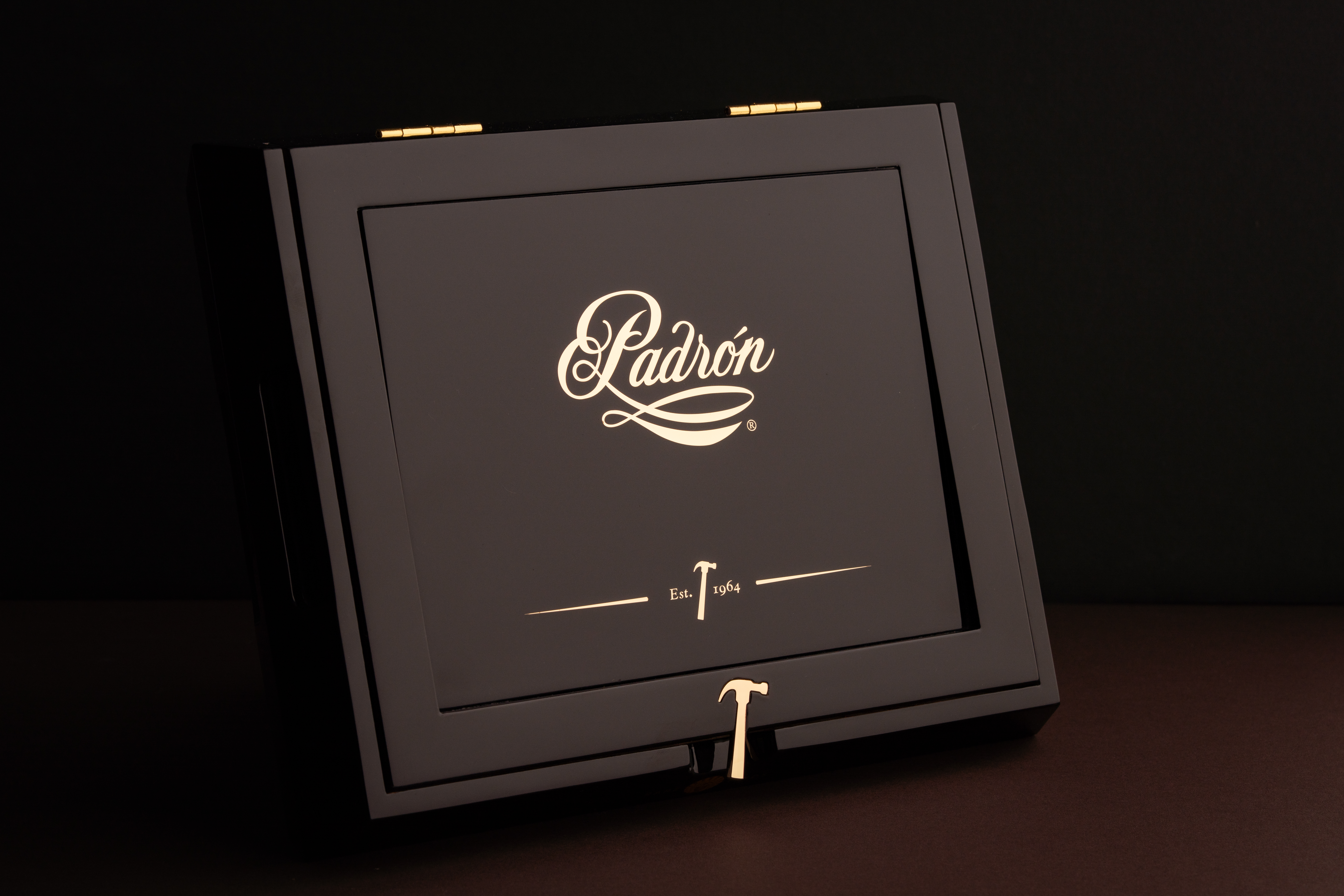 Box lid of the Padron Rare Finds A Hammer & A Dream Maduro Cigar Box