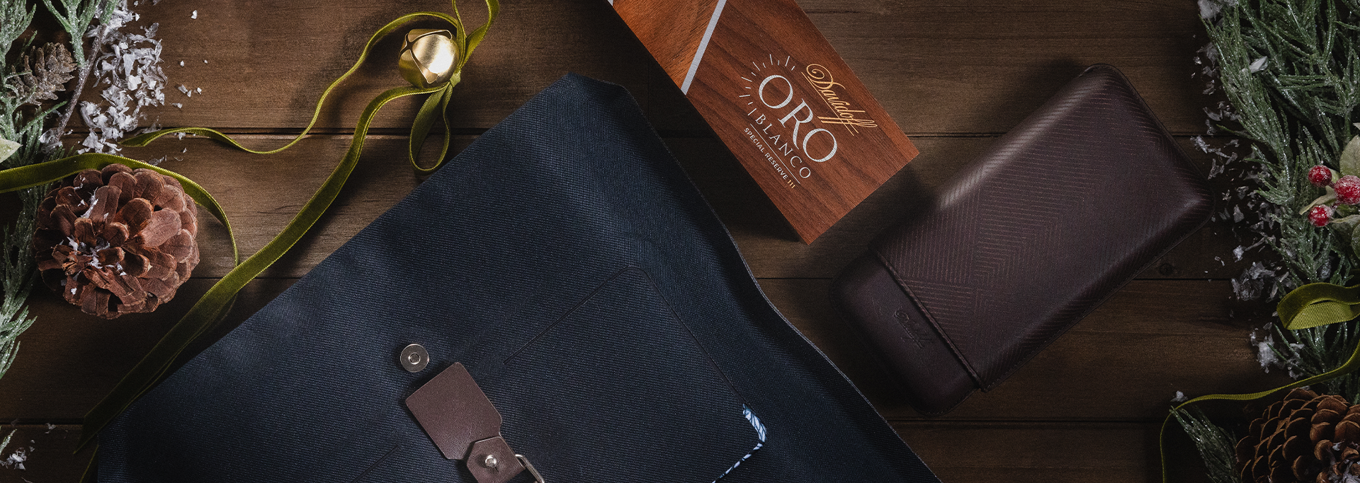 holiday-cigar-gifts-gifting-davidoff-oro-blanco-cigar-travel-case.png